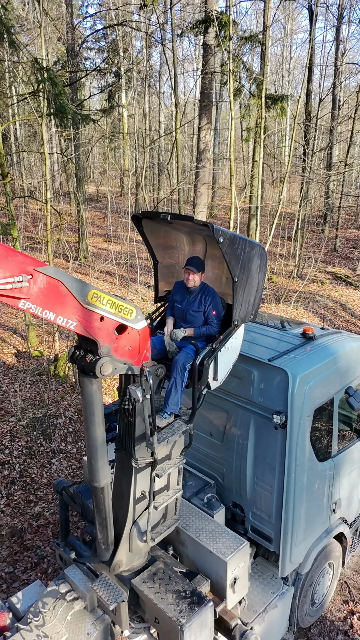Woodsped Kranführer am LKW im Wald